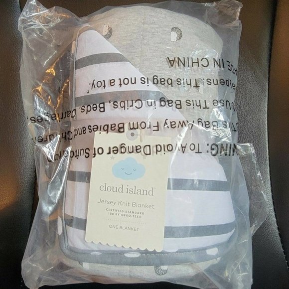 Gray Reversible Jersey Knit Blanket with stripes and hedgehogs - Picture 4 of 5